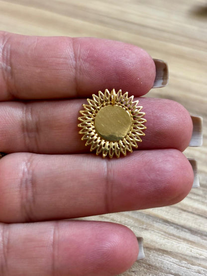 Pingente Mandala com Letra M em Ouro amarelo 18K, Com Zircônias