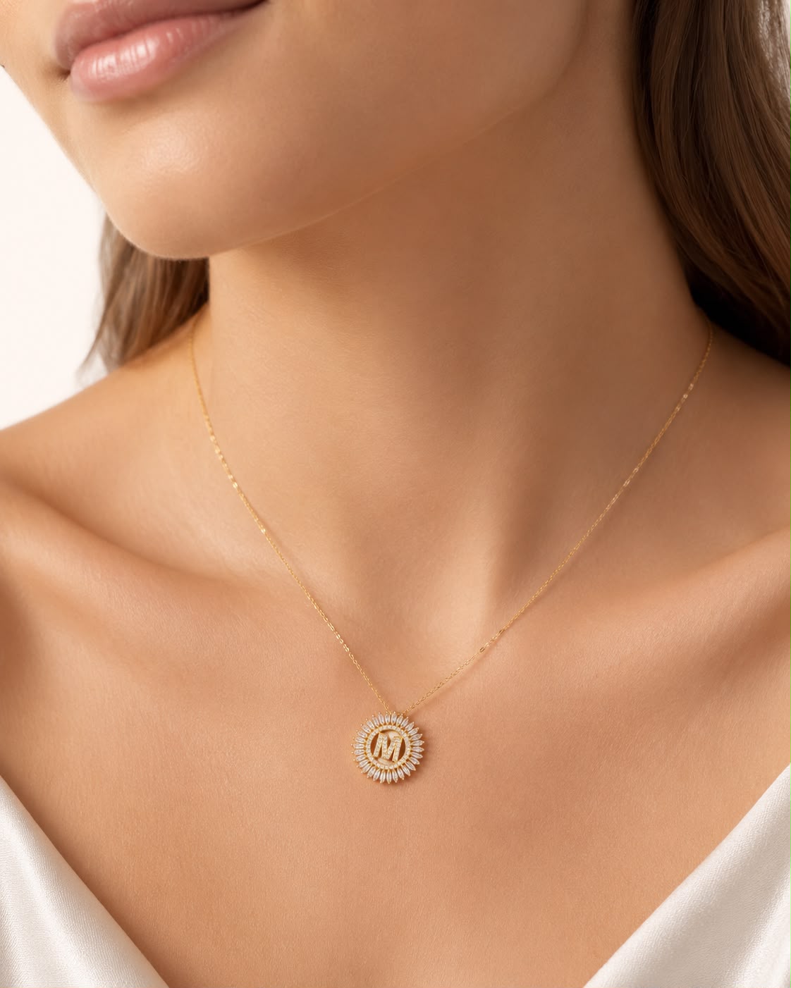 Pingente Mandala com Letra M em Ouro amarelo 18K, Com Zircônias