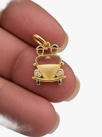 Pingente Fusca com casal em ouro amarelo