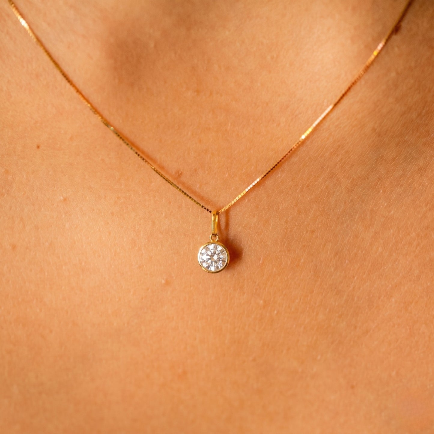 Pingente Ponto de Luz com Zircônia Branca de 6 mm Em Ouro Amarelo 18K