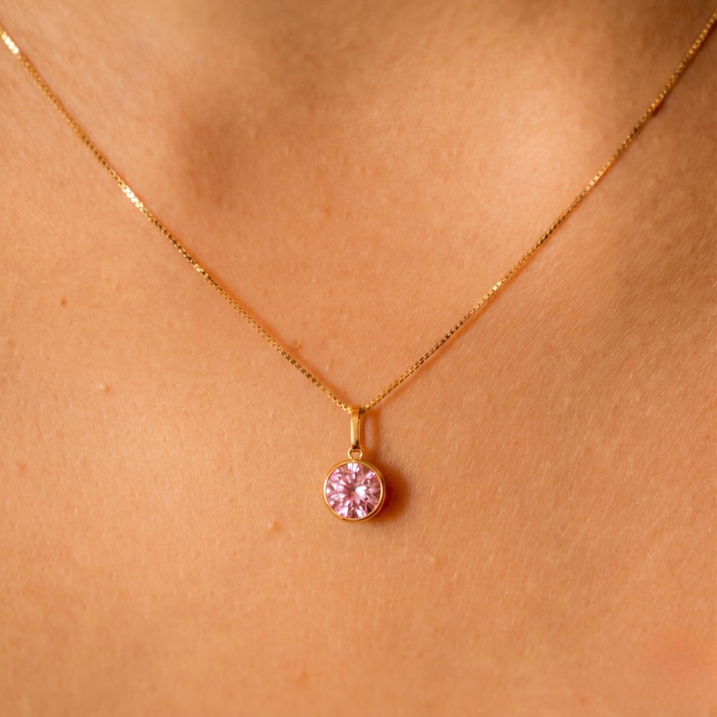 Pingente Ponto de Luz com Zircônia Branca de 6 mm Em Ouro Amarelo 18K