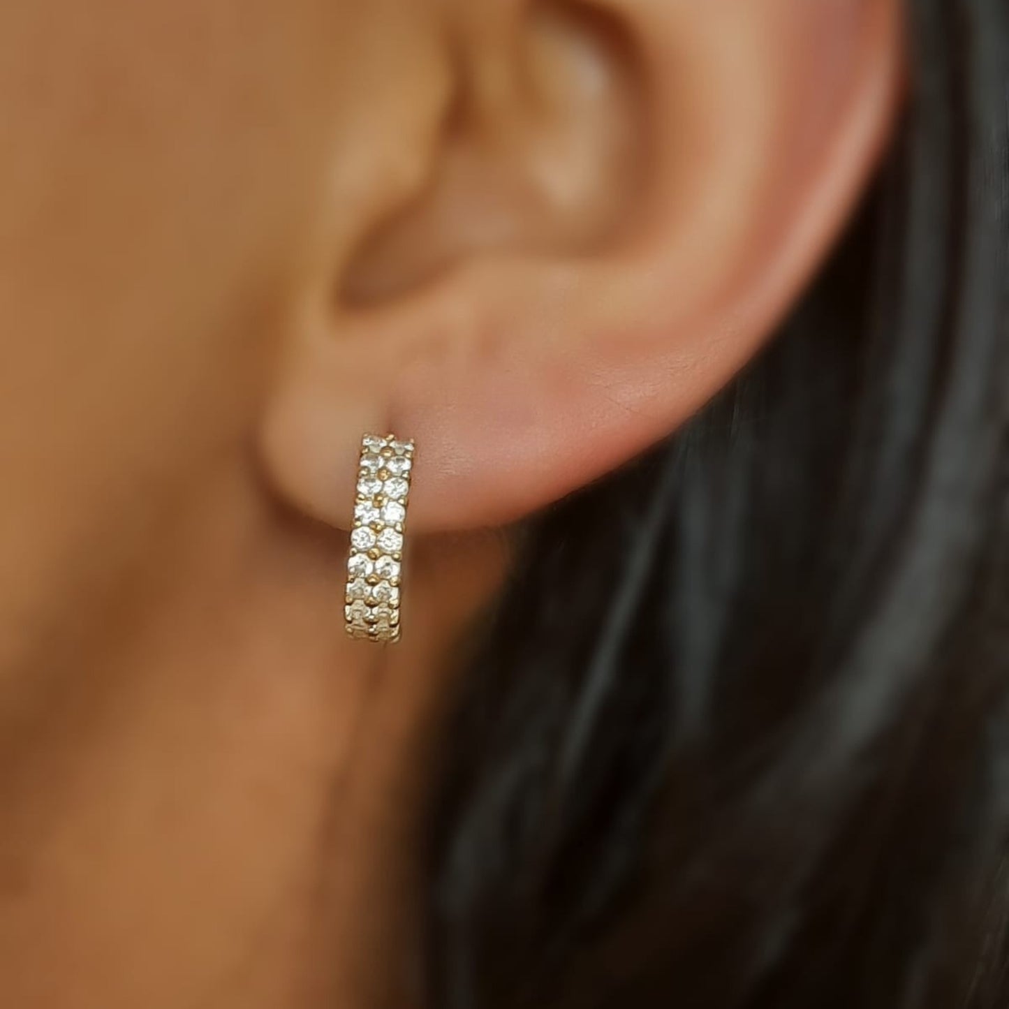 Brinco Argola Cravejada em Ouro Amarelo 18k-750, com zircônias