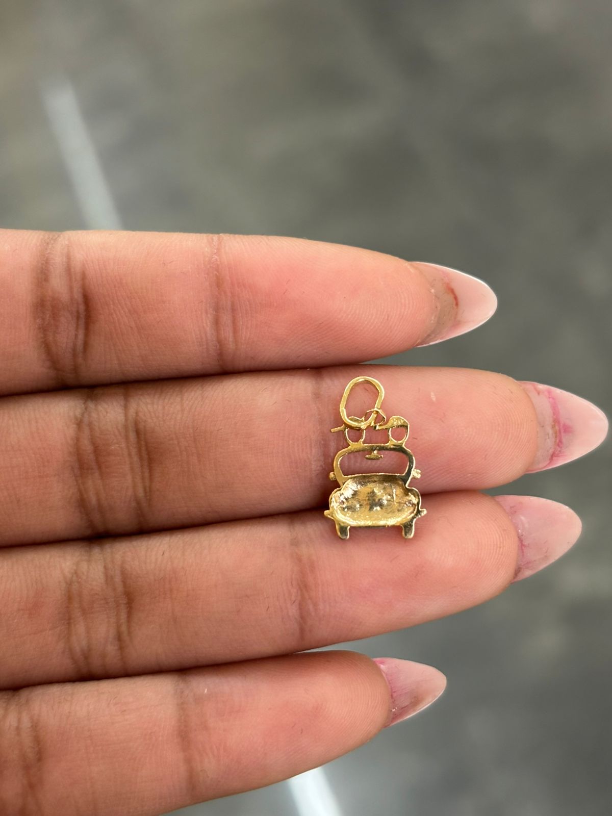 Pingente Fusca com casal em ouro amarelo