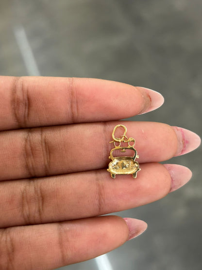 Pingente Fusca com casal em ouro amarelo
