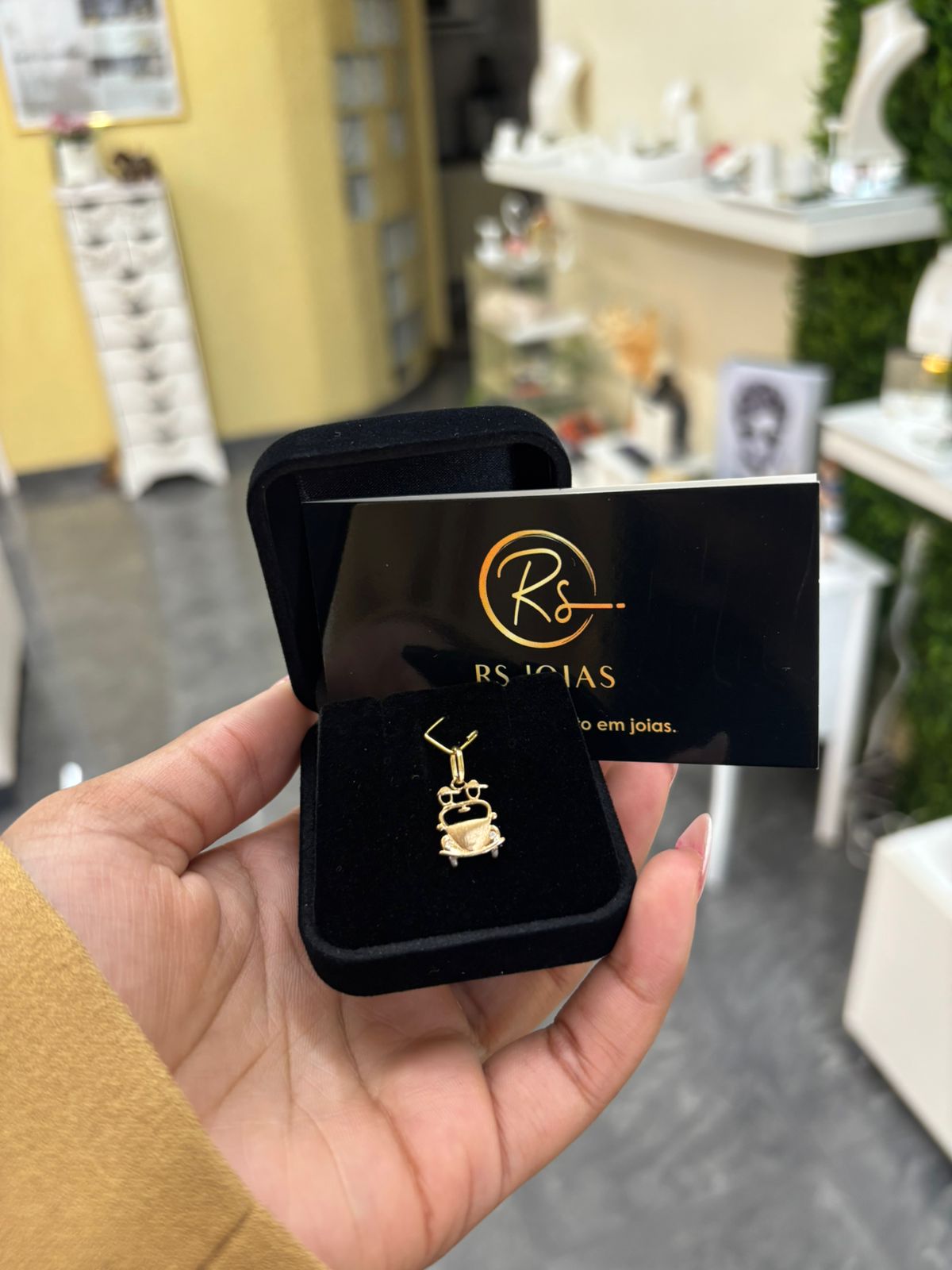 Pingente Fusca com casal em ouro amarelo