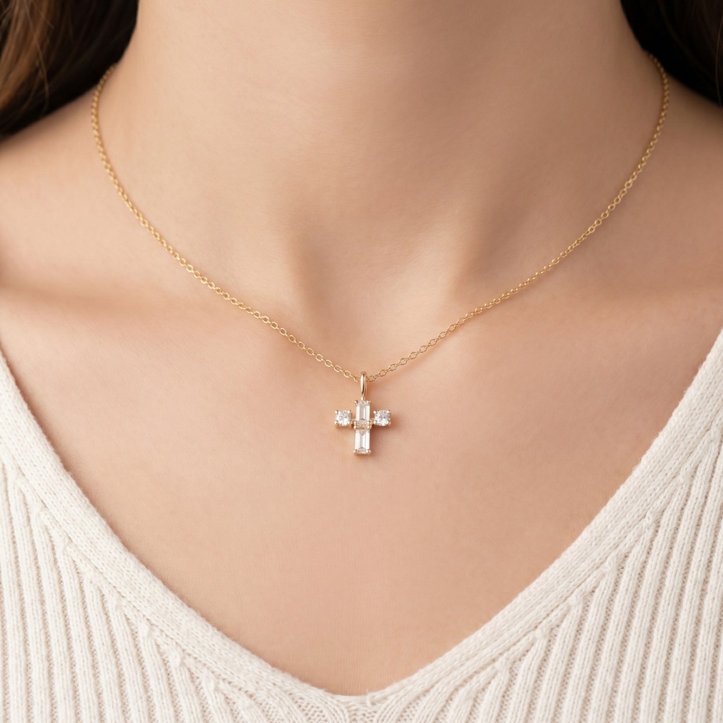 Pingente Mini Cruz em Ouro Amarelo 18k, com moissanites