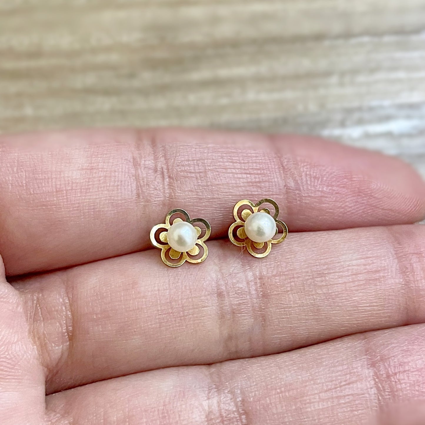 Brinco Infantil Flor com Pérola em Ouro Amarelo 18k