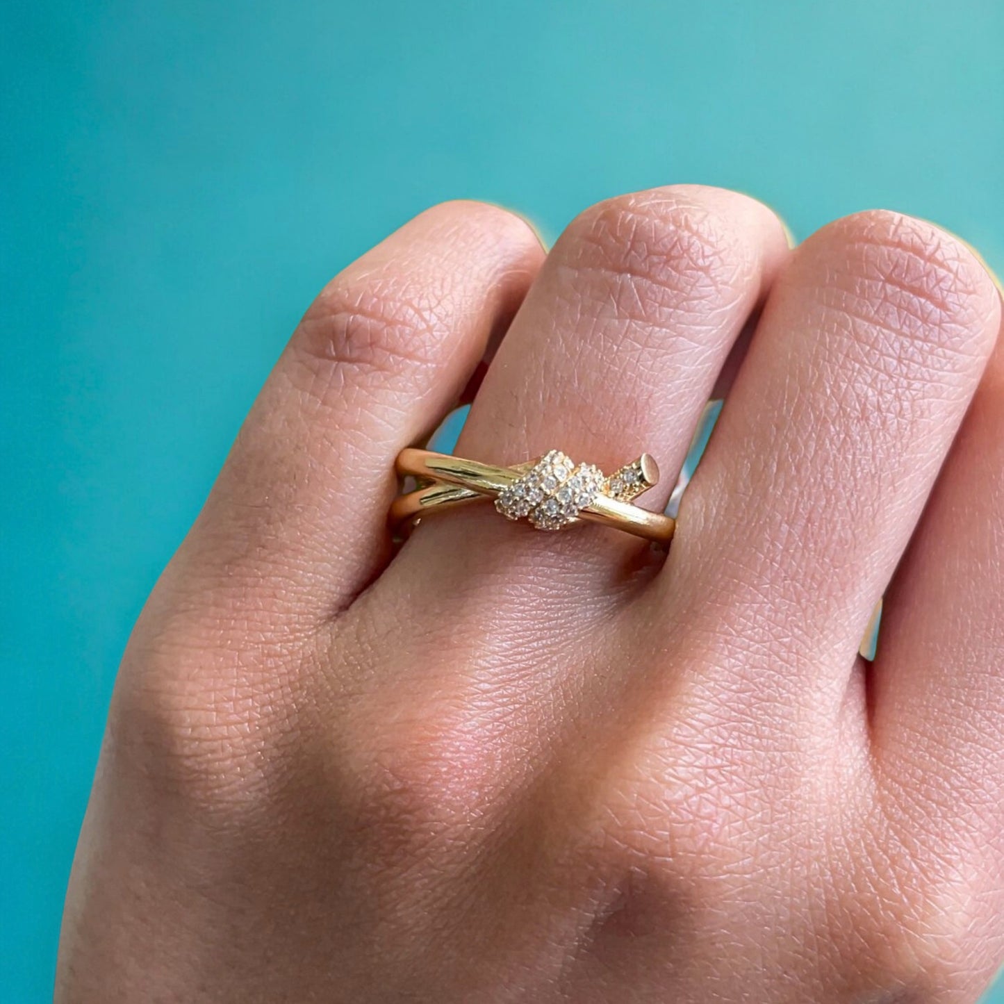 Anel Maya em Ouro Amarelo 18K-750, com zircônias