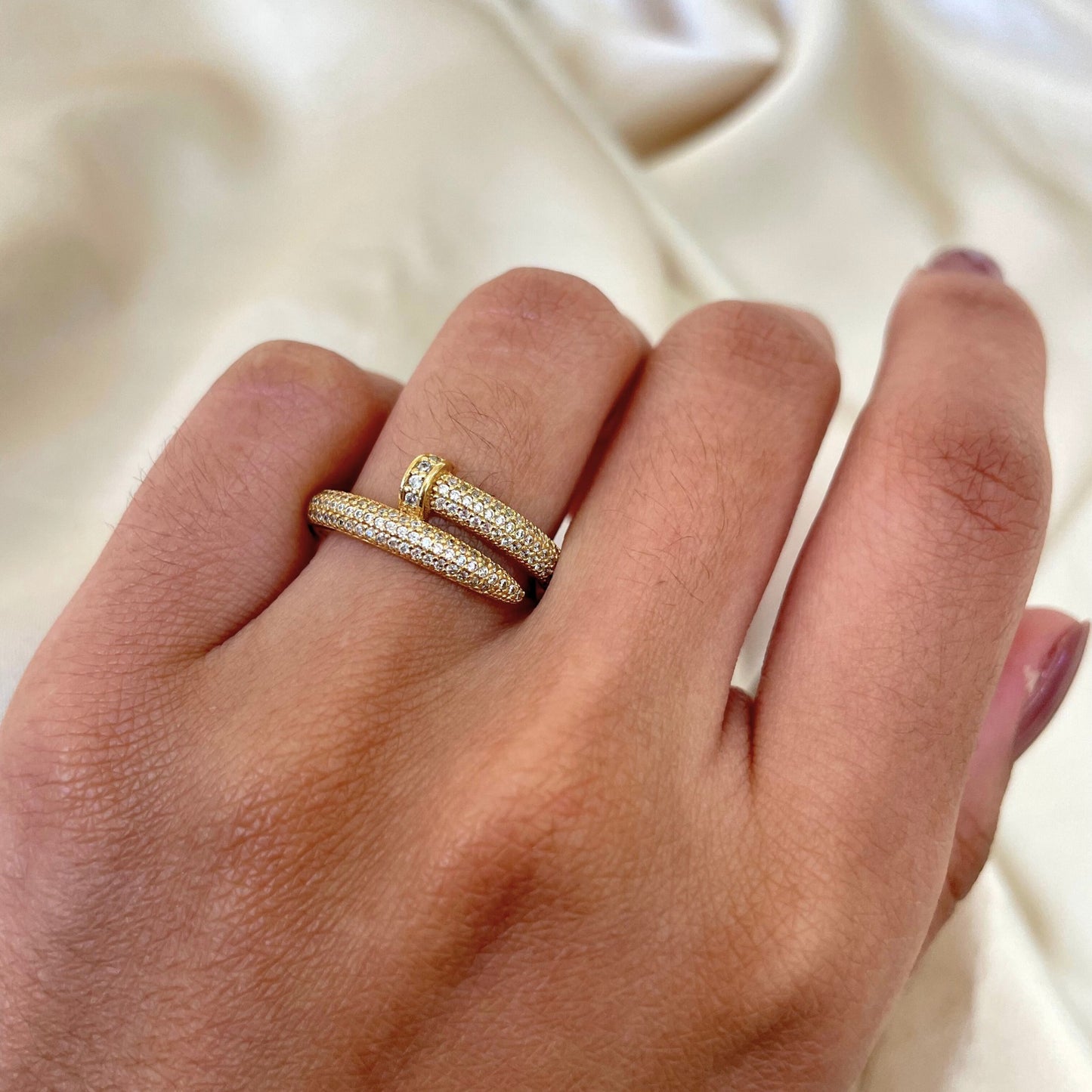 Anel Prego Cravejado em Ouro Amarelo 18K-750