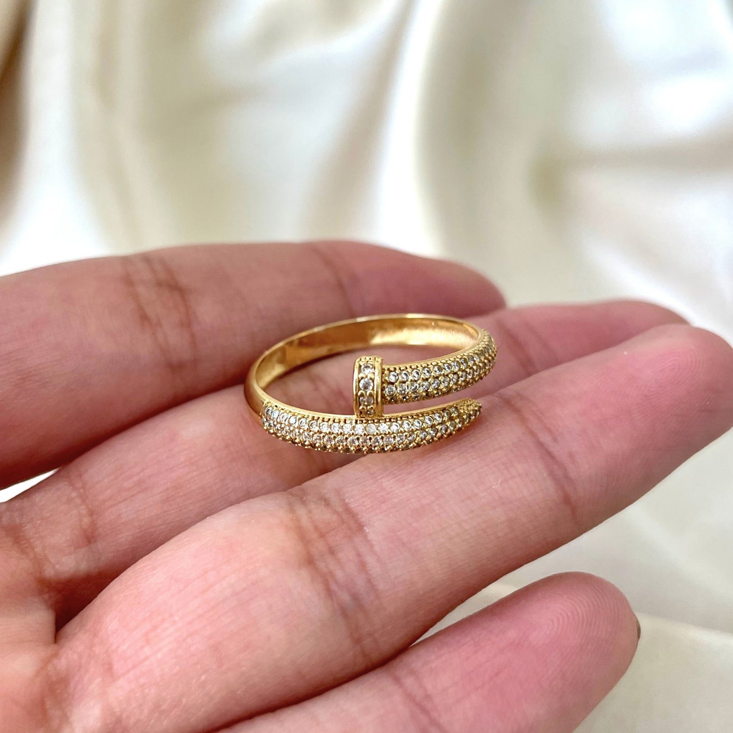 Anel Prego Cravejado em Ouro Amarelo 18K-750
