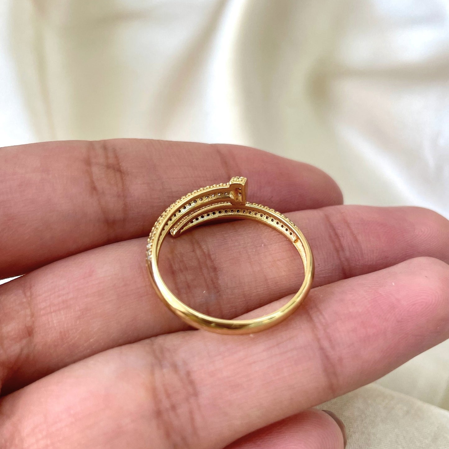 Anel Prego Cravejado em Ouro Amarelo 18K-750