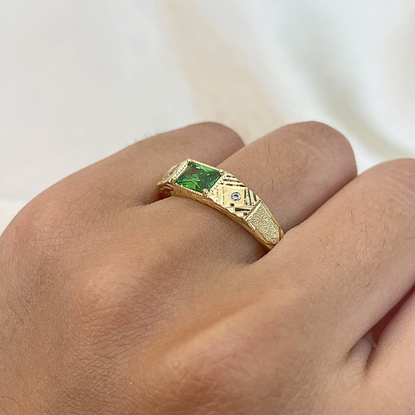 Anel Vanguard em Ouro Amarelo 18K-750, com zircônias