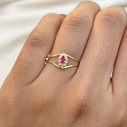 Anel Victoria em Ouro Amarelo 18K-750, com zircônias