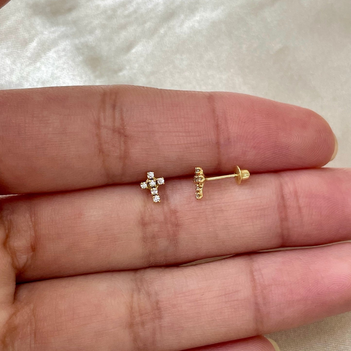 Brinco Mini Cruz com Zircônias em Ouro Amarelo 18K-750