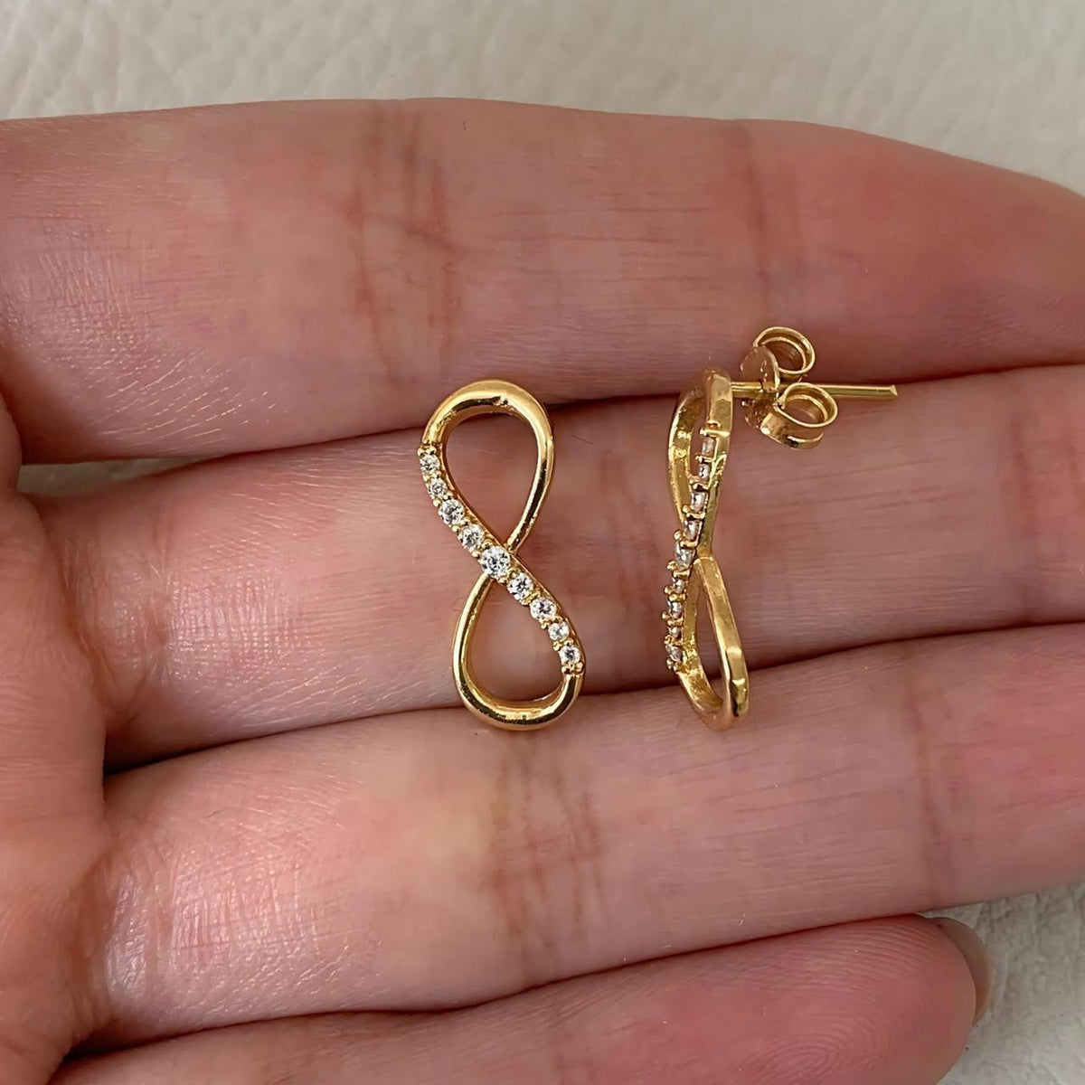 Brinco infinito em Ouro Amarelo 18K