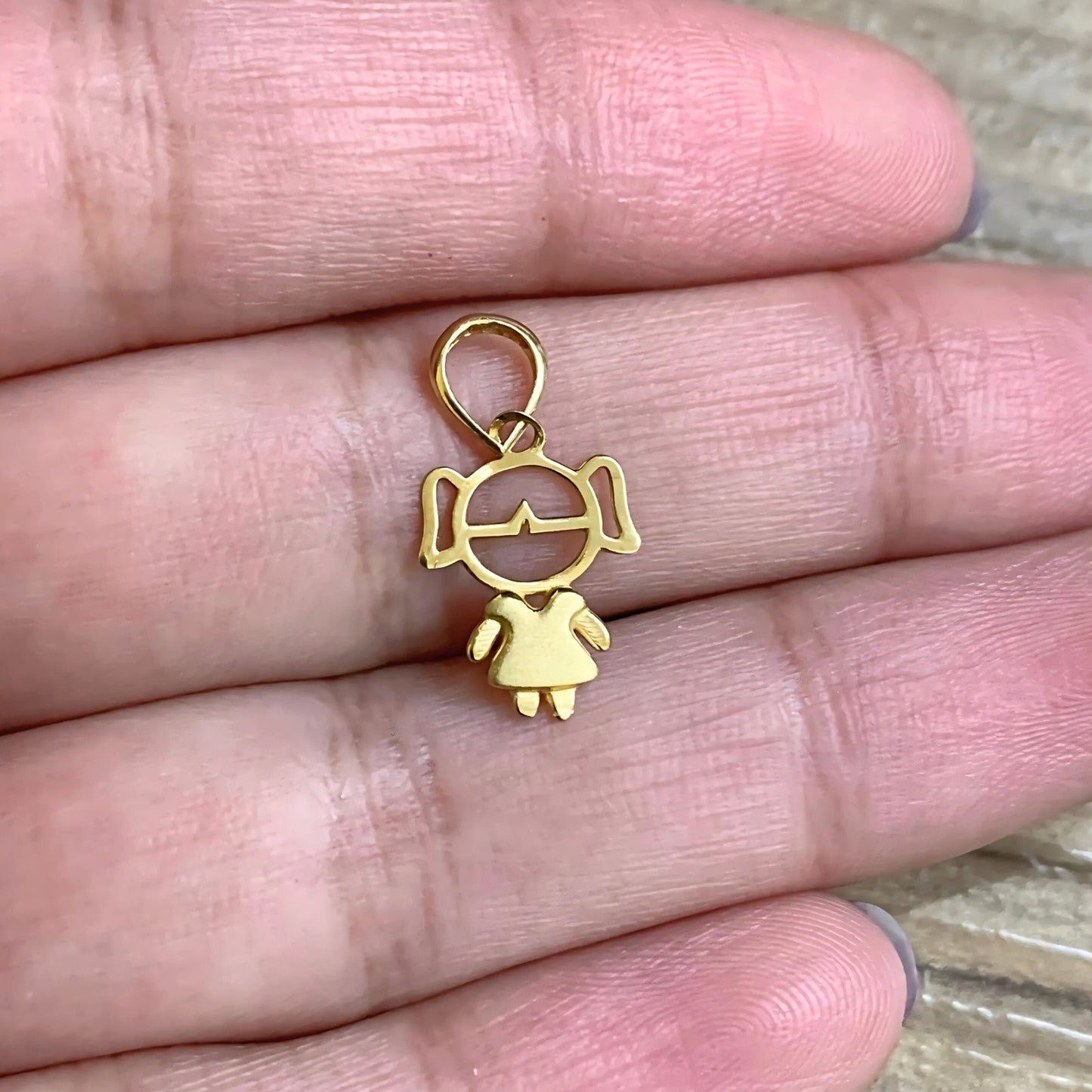 Pingente Menina Vestido Fosco em Ouro Amarelo 18K-750