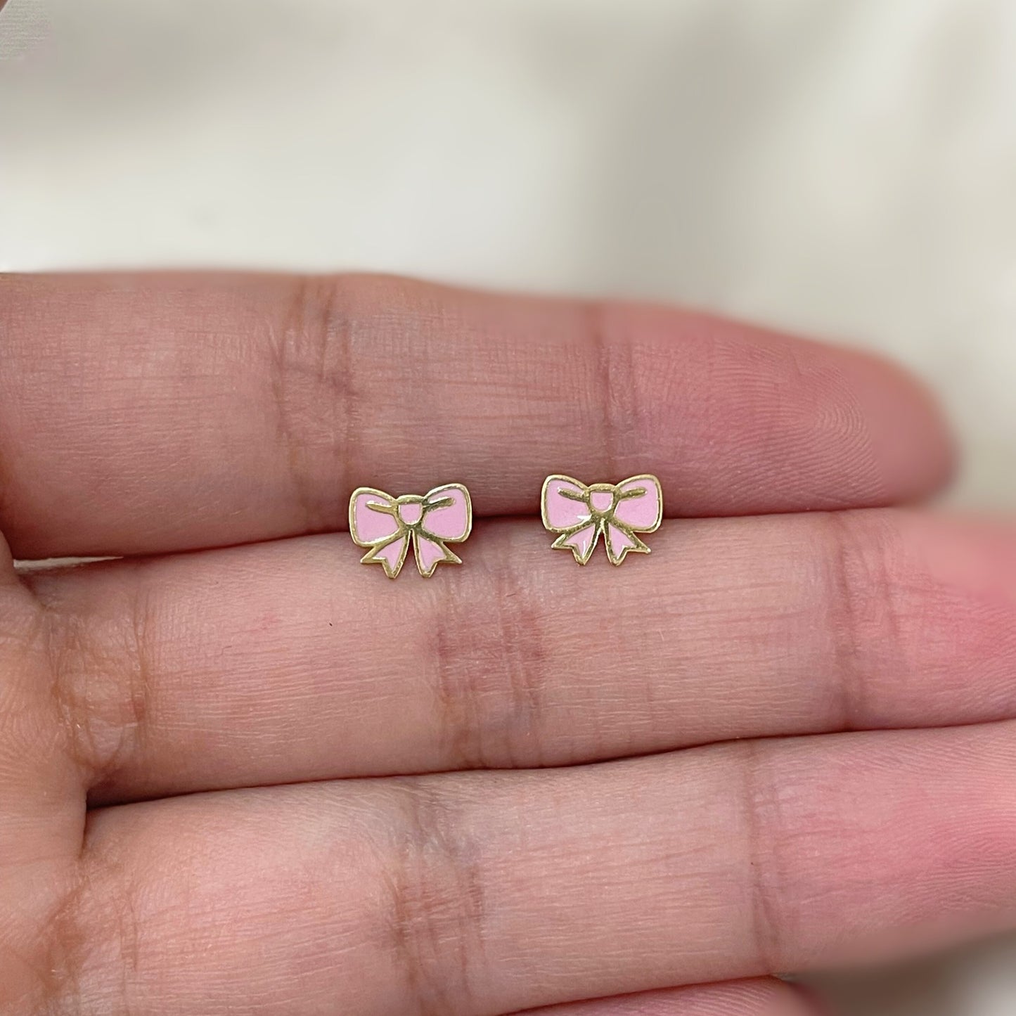 Brinco Laço em Ouro 18K com Resina Rosa