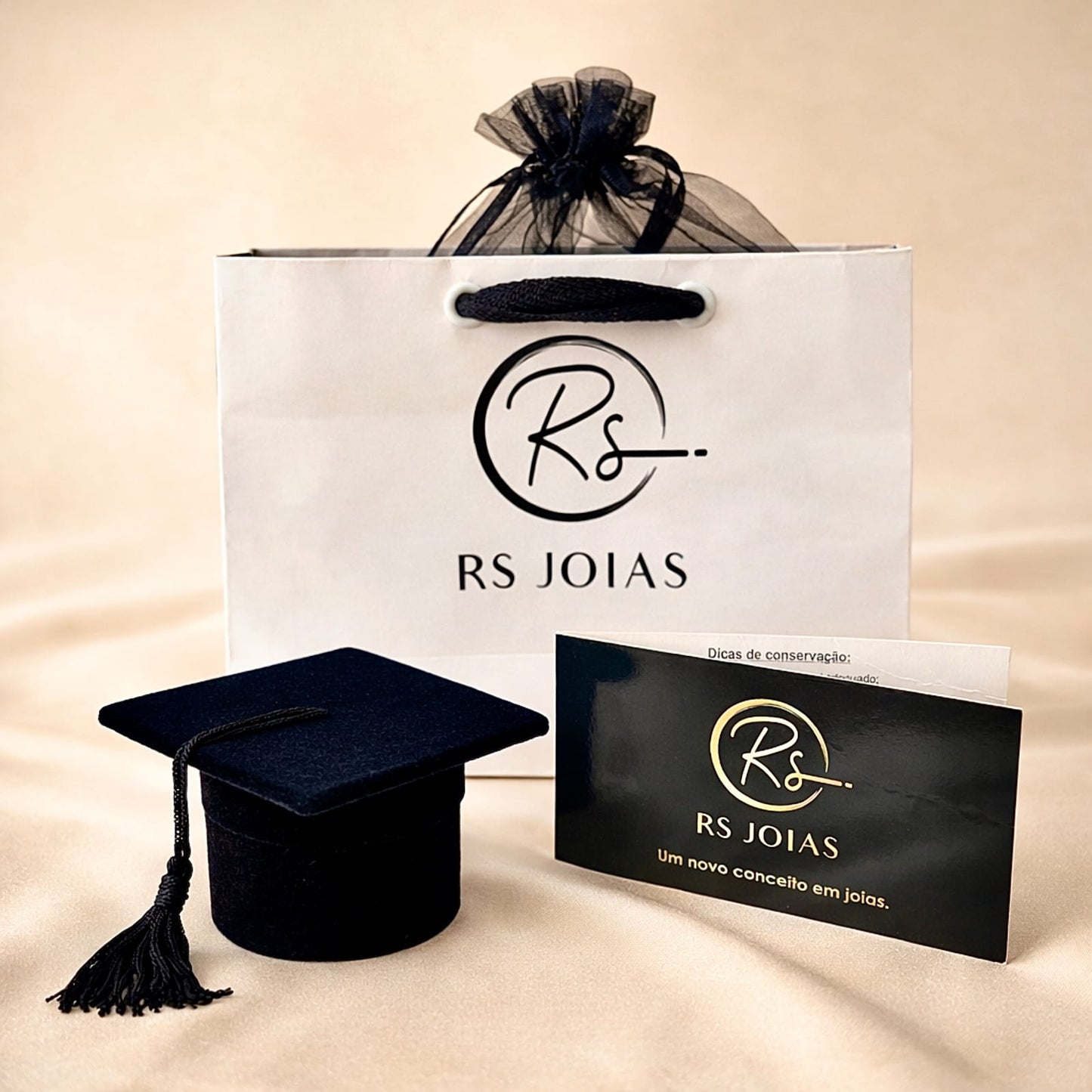 Anel Athenas em Ouro Amarelo 18K-750, com zircônias