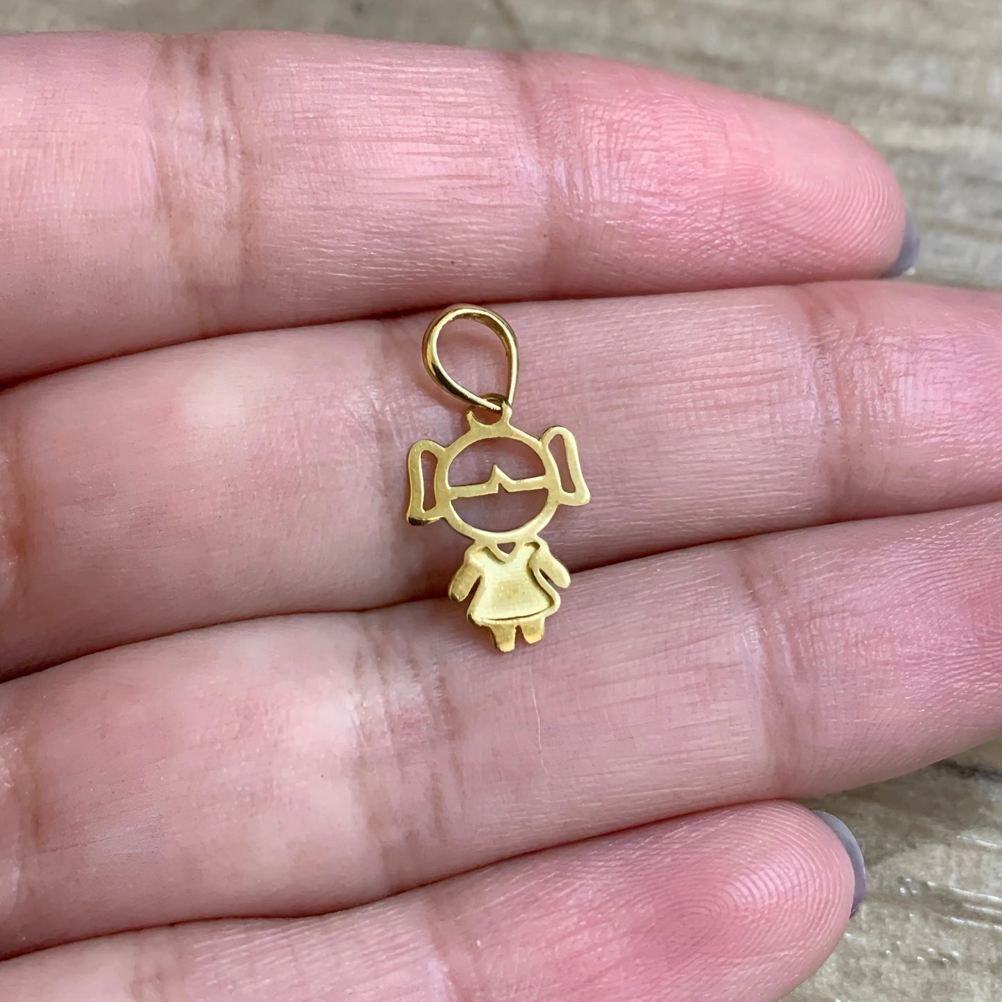 Pingente Menina Vestido Fosco em Ouro Amarelo 18K-750
