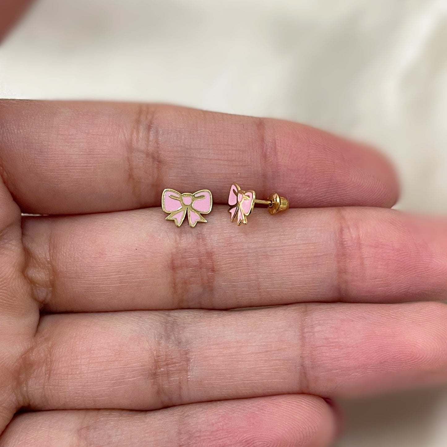 Brinco Laço em Ouro 18K com Resina Rosa