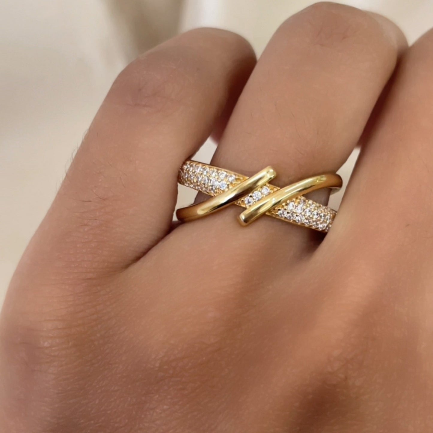 Anel Nexus em Ouro Amarelo 18K-750, com zircônias