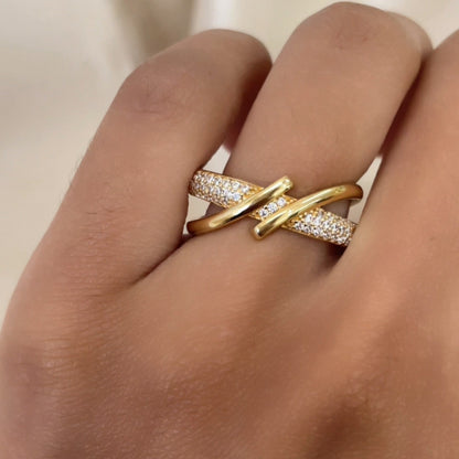 Anel Nexus em Ouro Amarelo 18K-750, com zircônias