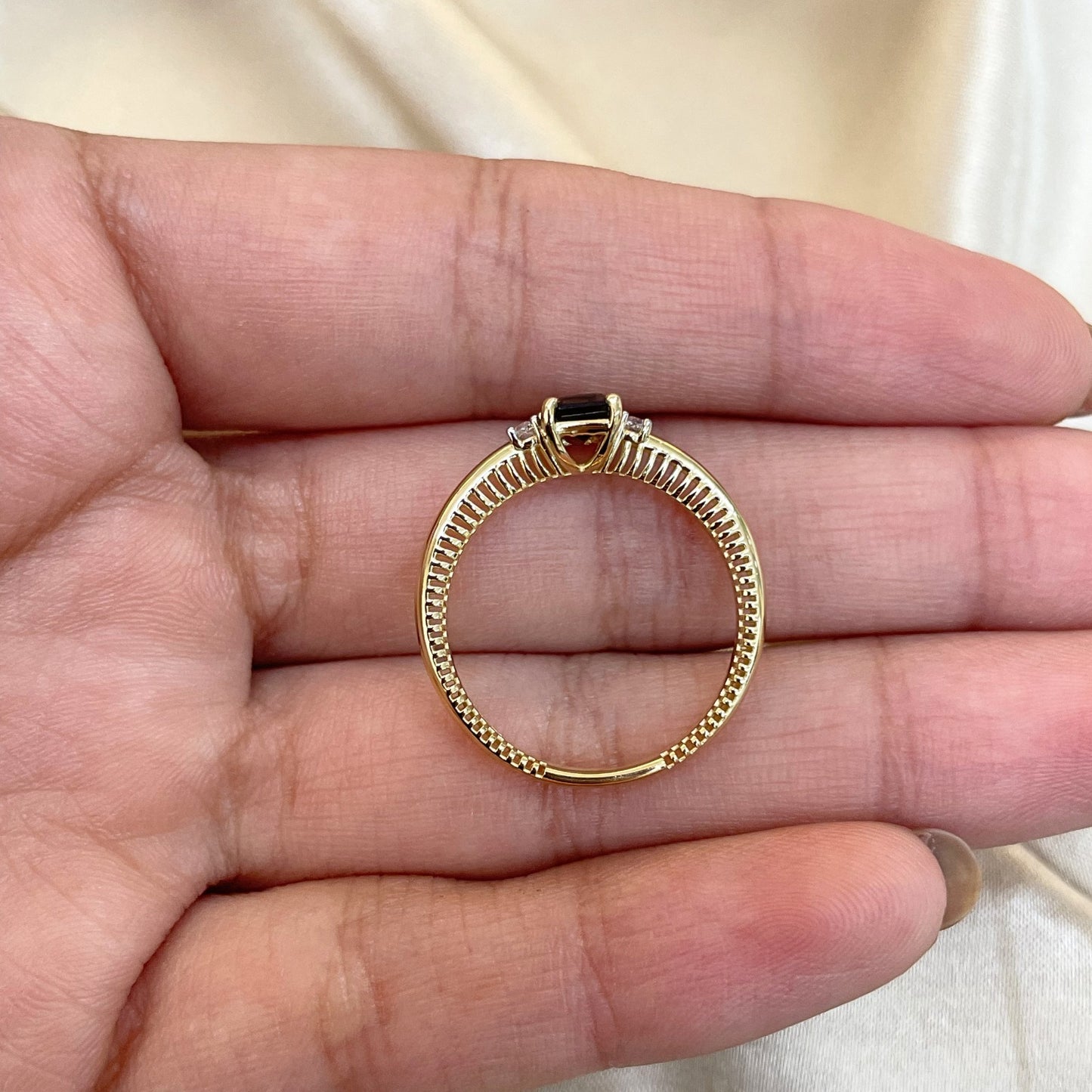 Anel Obsidian Fume em ouro amarelo 18k