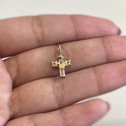Pingente Mini Cruz em Ouro Amarelo 18k, com moissanites