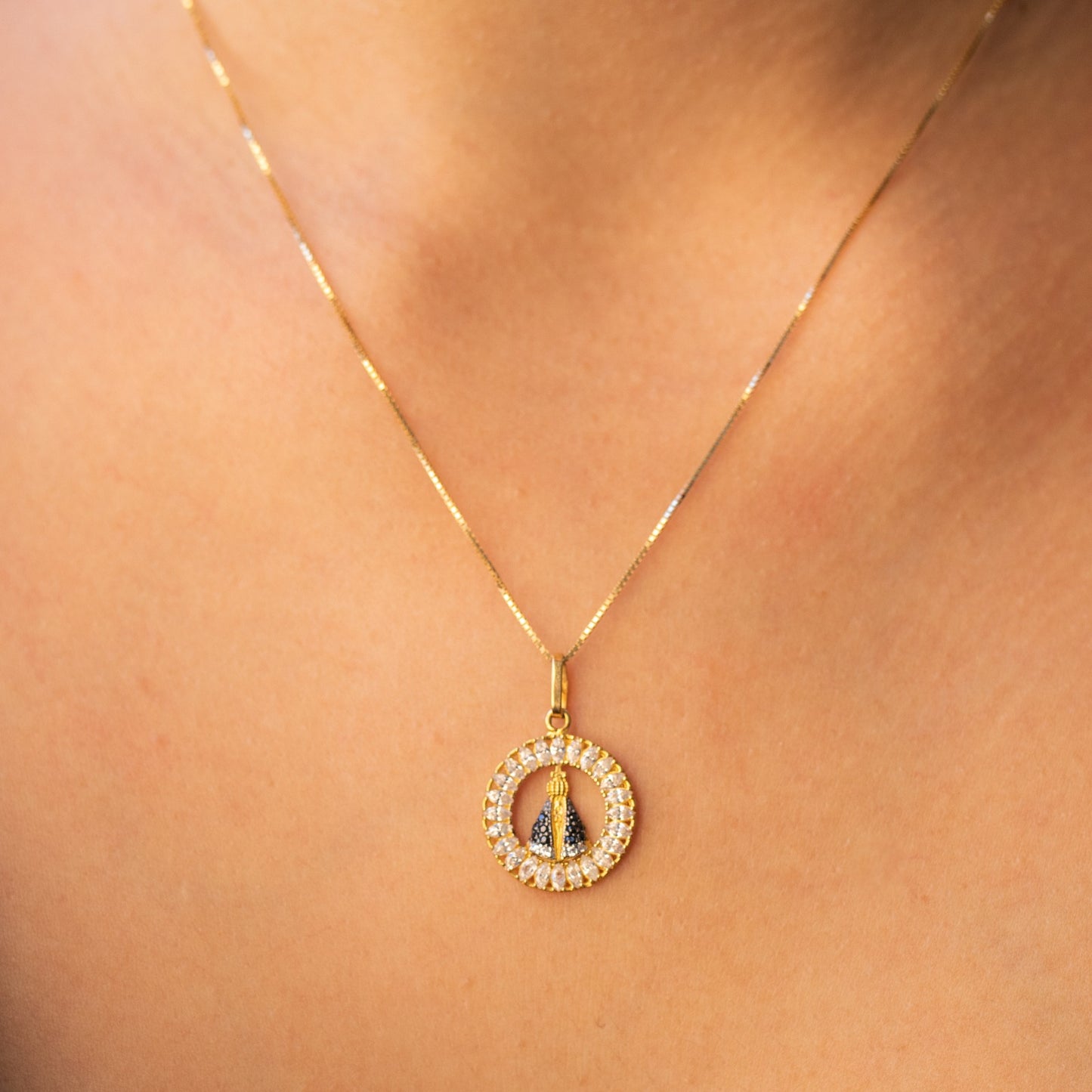 Pingente Medalha de Nossa Senhora Aparecida em Ouro Amarelo 18k-750, com zircônias