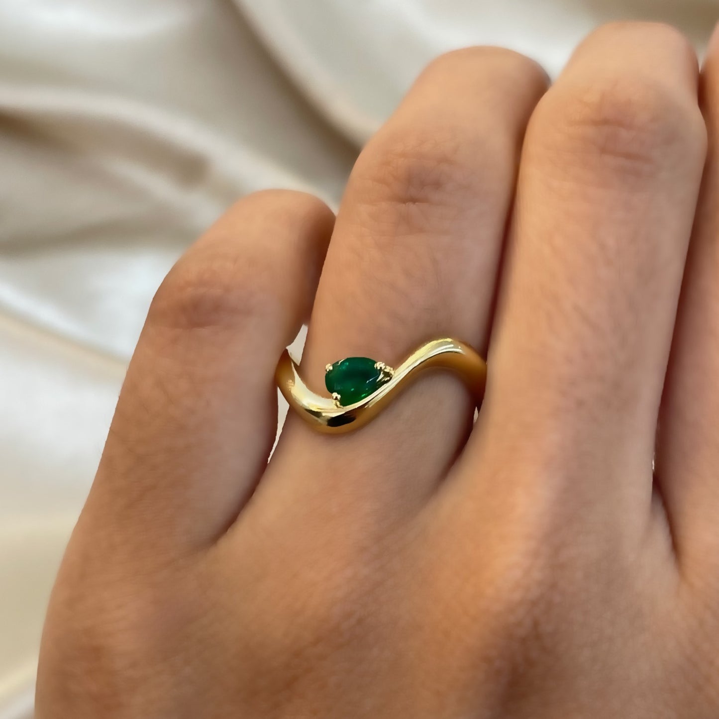 Anel Essenza Esmeralda em ouro amarelo 18k