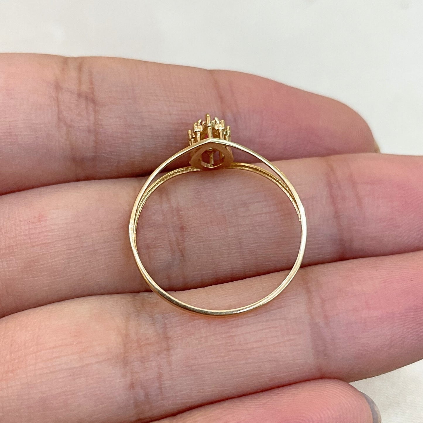 Anel Victoria em Ouro Amarelo 18K-750, com zircônias