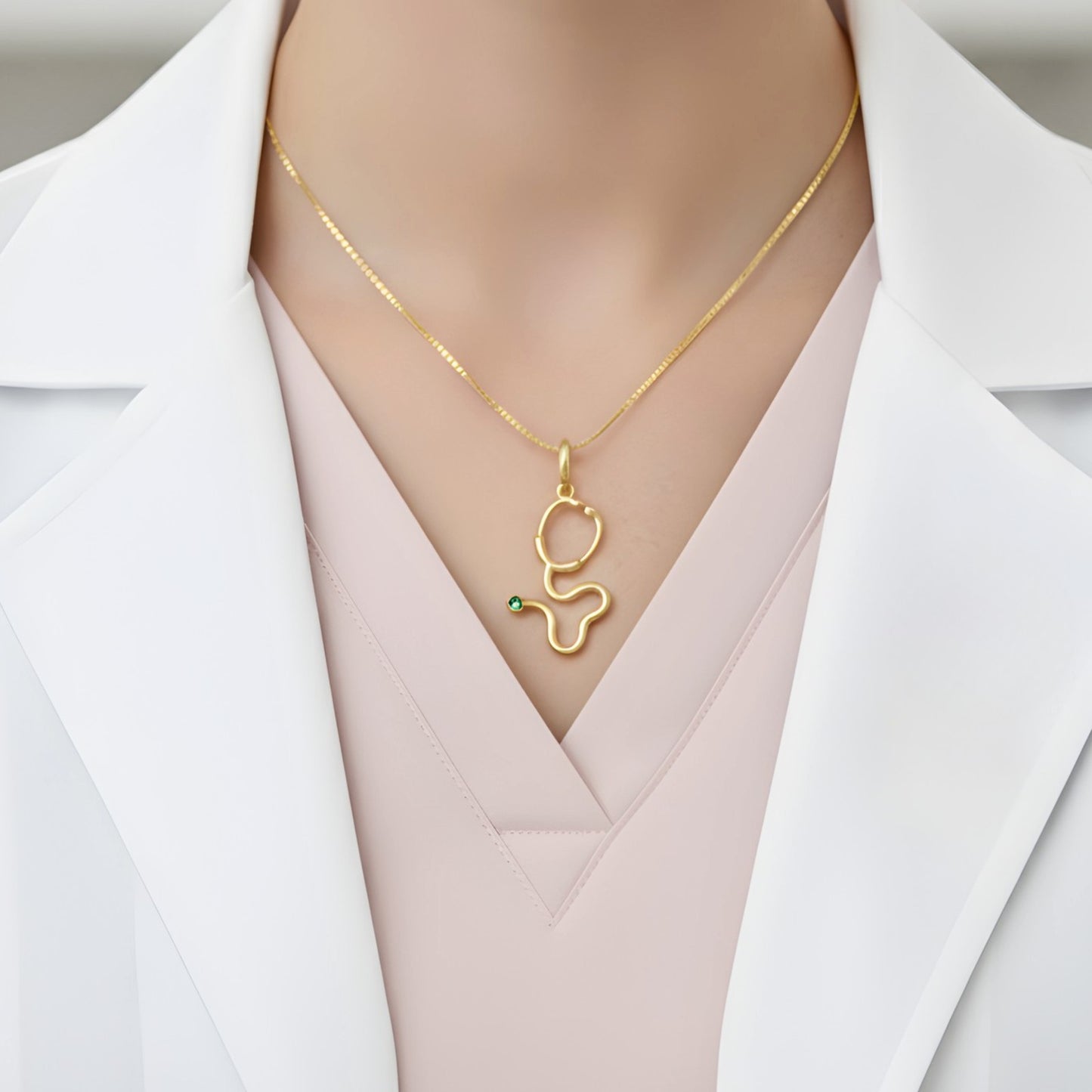 Pingente Estetoscópio em Ouro Amarelo 18K-750, com esmeralda