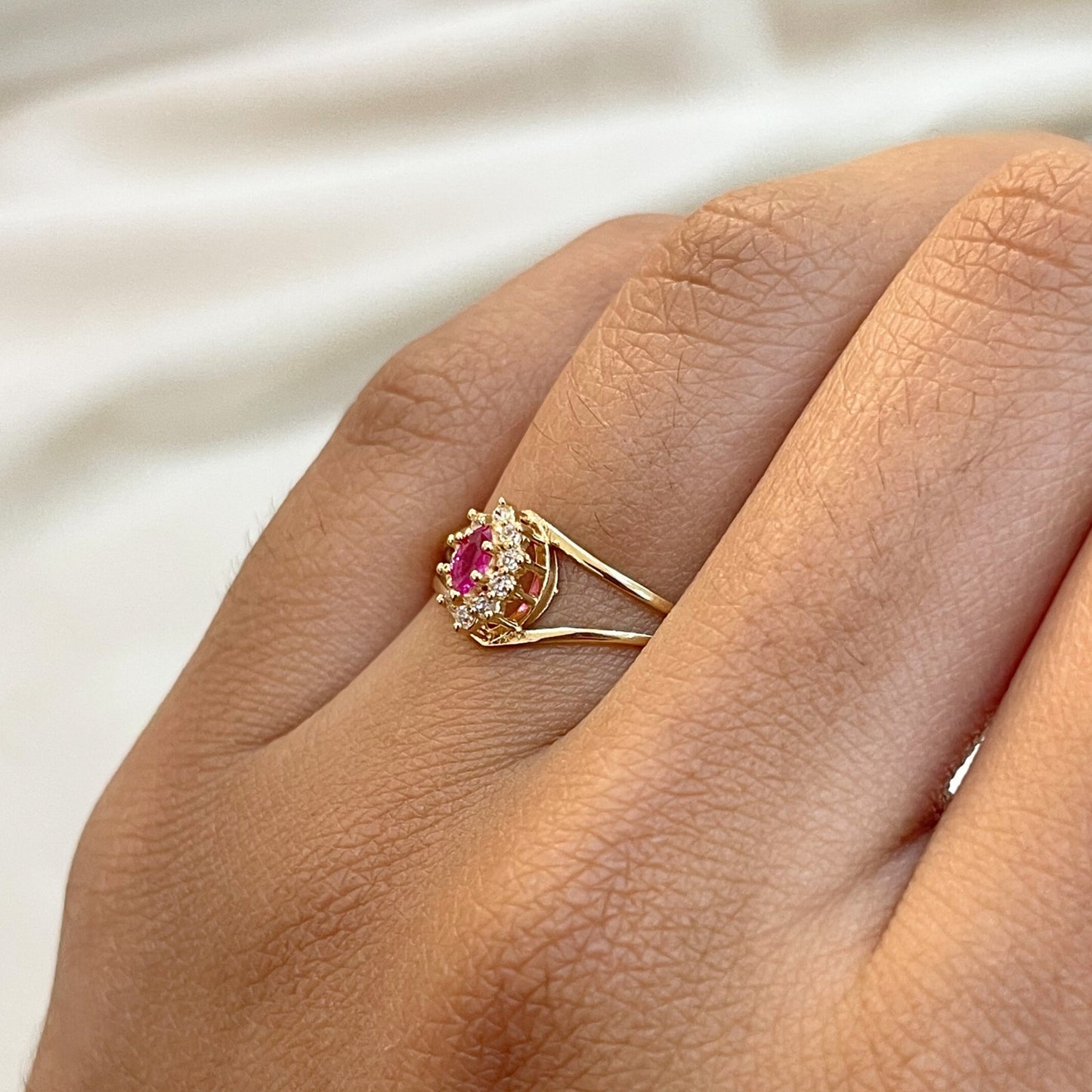 Anel Victoria em Ouro Amarelo 18K-750, com zircônias