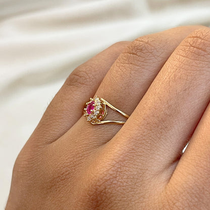 Anel Victoria em Ouro Amarelo 18K-750, com zircônias