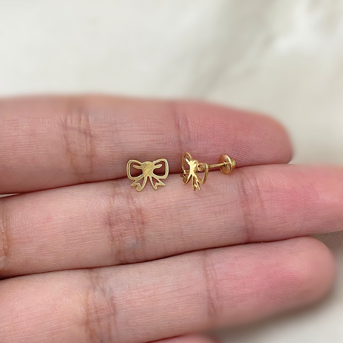 Brinco Infantil Laço Vazado em Ouro Amarelo 18k