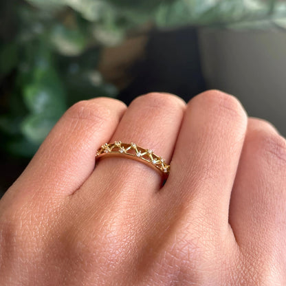 Anel Meia Aliança ZigLux com Zircônias Brancas em Ouro Amarelo 18k-750