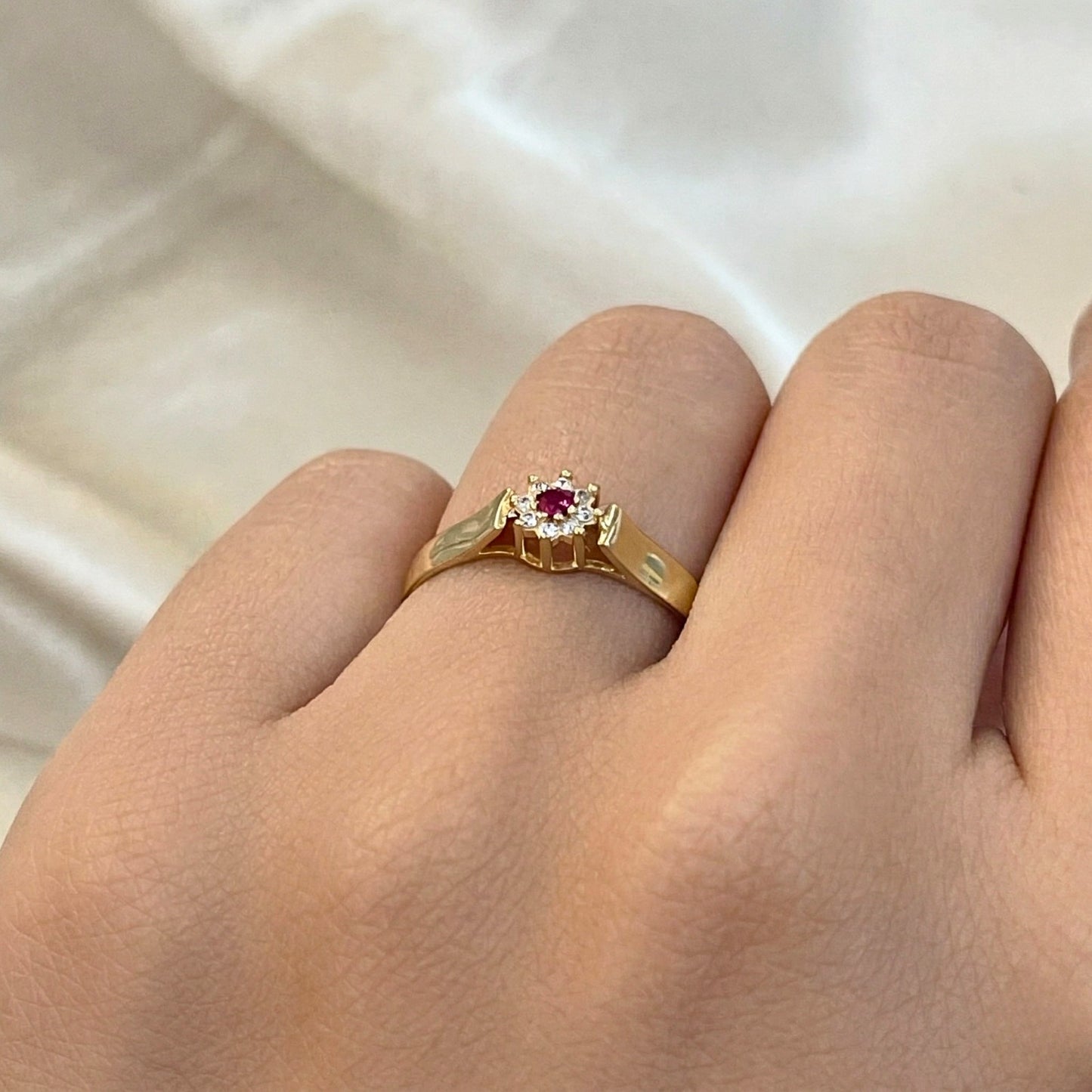 Anel de Formatura Honra Rubra em Ouro Amarelo 18K-750, com zircônias