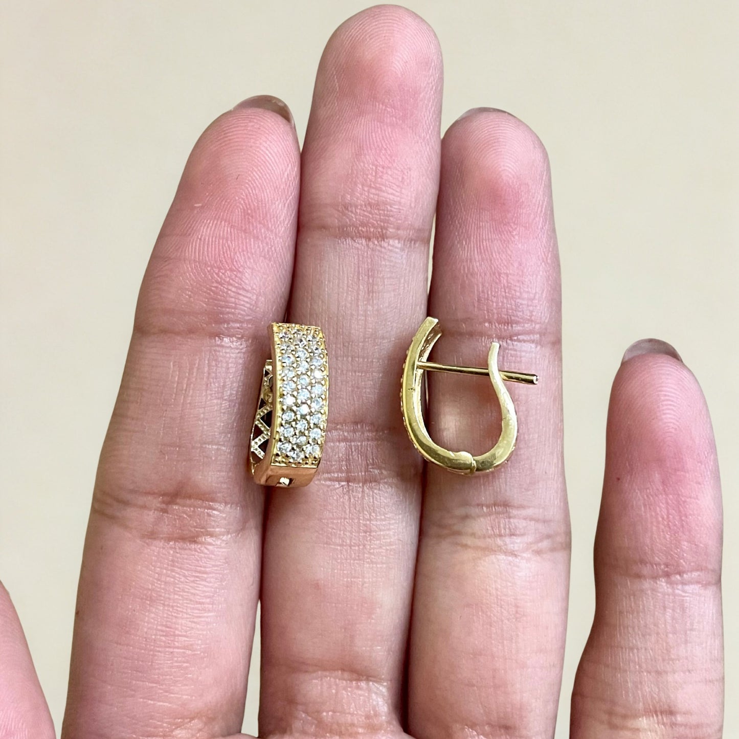 Brinco Argola Oval Pavê em Ouro Amarelo 18K-750, com Zircônias