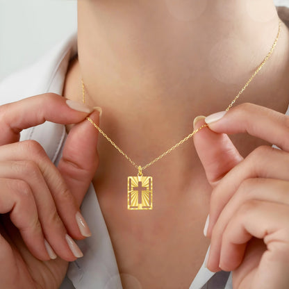 Pingente Medalha Retangular com Cruz Vazada em Ouro Amarelo 18K-750