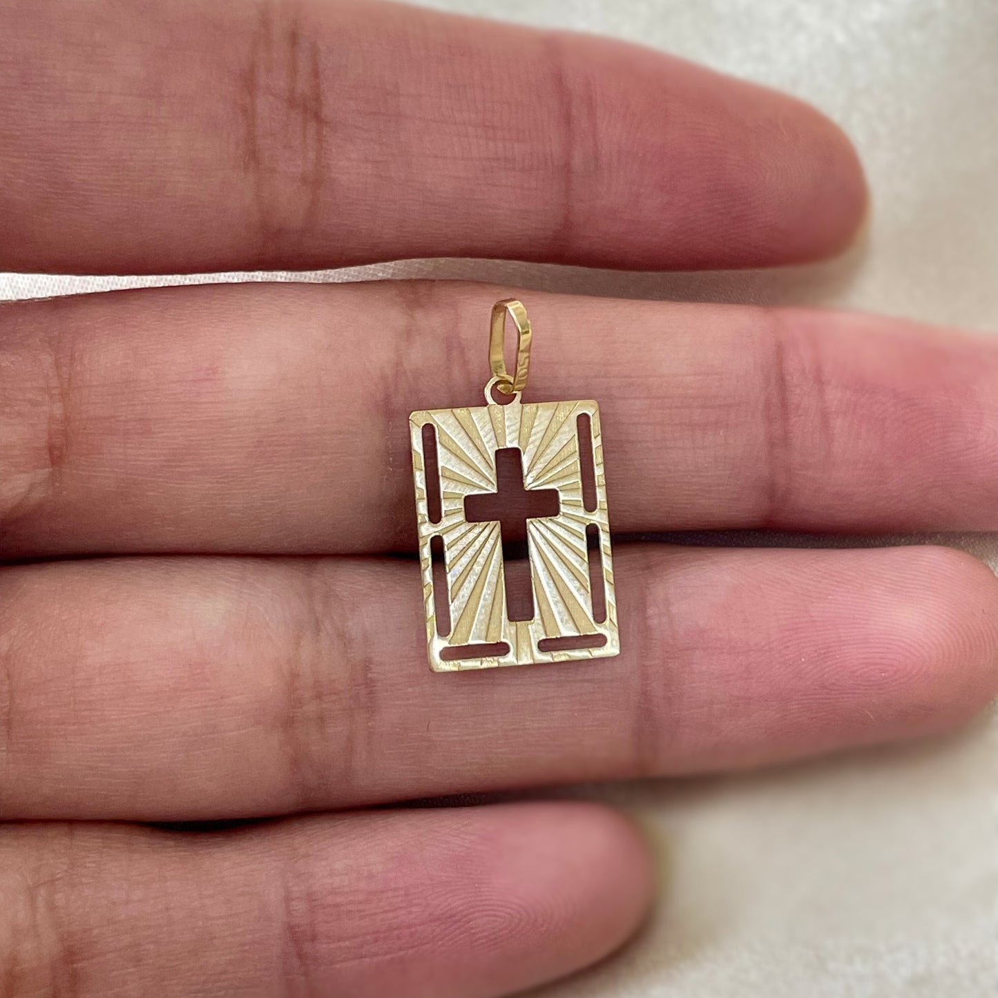 Pingente Medalha Retangular com Cruz Vazada em Ouro Amarelo 18K-750